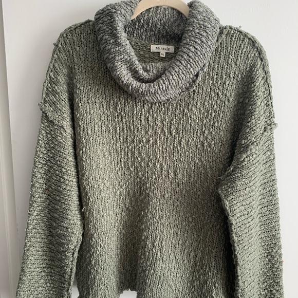 Miracle Sweaters - Light green turtle neck sweater